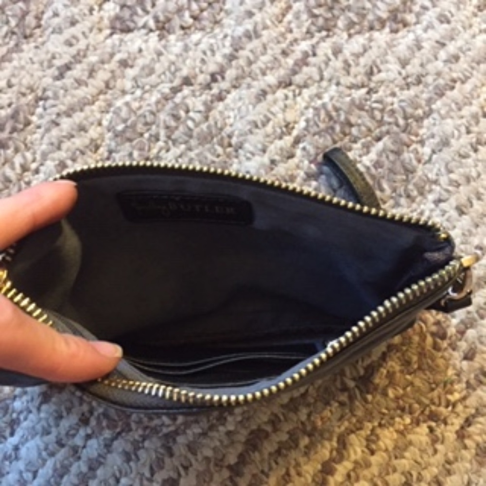๐ด Glossy Black Handbag Butler Wristlet - Picture 3 of 5